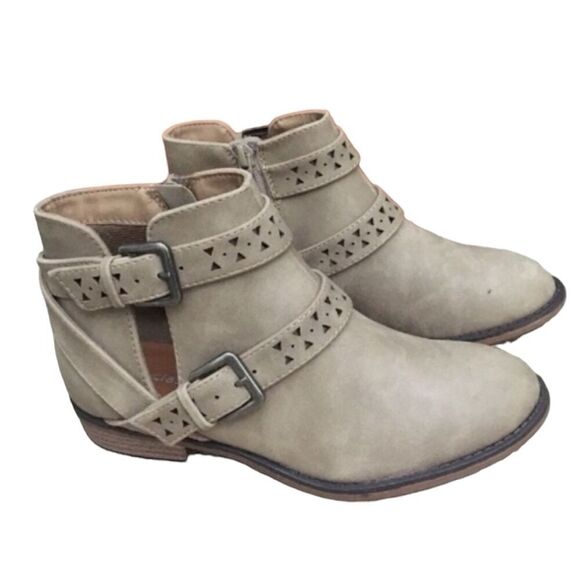 WESTERN STYLE LIGHT TAUPE CUT-OUT BUCKLE ANKLE BOOTIES NEW IN BOX - Picture 1 of 4